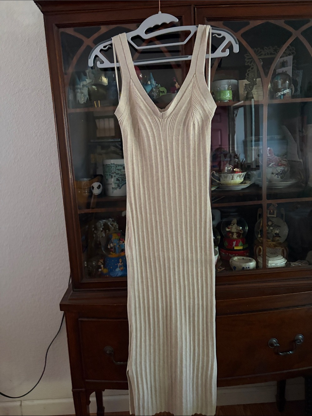 Olive & Oak Ribbed V-Neck Maxi Dress in Beige - Picture 5 of 8